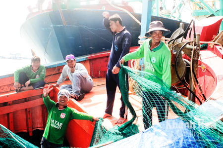 Ngư dân Khánh Hòa chuẩn bị ngư cụ ra khơi