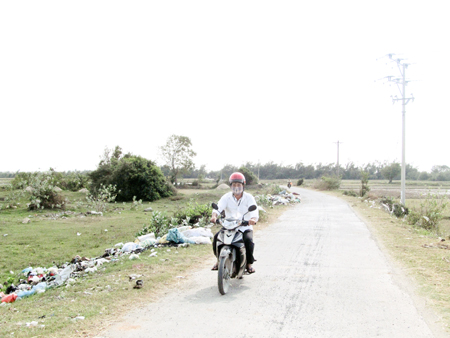 Rác đổ bừa bãi tại khu vực cầu Suối Hàng, xã Vạn Khánh