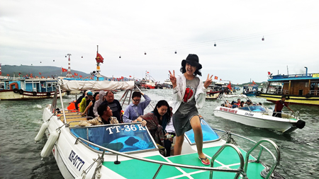 Du khách nước ngoài đến Nha Trang tham quan, nghỉ dưỡng