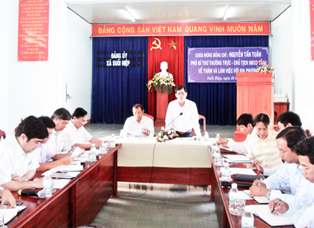 Đồng chí Nguyễn Tấn Tuân phát biểu tại buổi làm việc