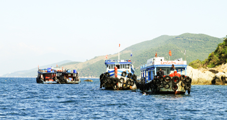 Kiểu dáng, chất lượng của đội tàu du lịch tham quan vịnh Nha Trang đã lạc hậu, thiếu chuyên nghiệp