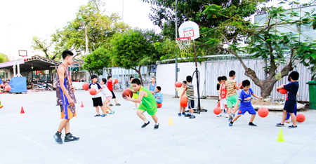 Học sinh tập luyện môn bóng rổ