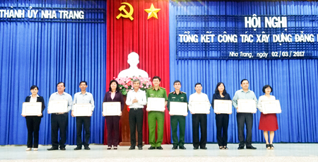  Thành ủy Nha Trang tặng giấy khen cho 10 tổ chức cơ sở đảng đạt trong sạch, vững mạnh tiêu biểu năm 2016