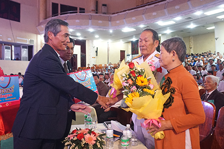 Lãnh đạo TP. Nha Trang tặng hoa và quà cho Bà mẹ Việt Nam anh hùng và Anh hùng lực lượng vũ trang nhân dân.