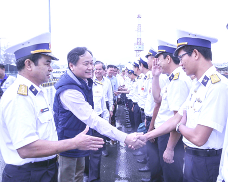 Ông Nguyễn Đắc Tài thăm hỏi động viên cán bộ, chiến sĩ Học viện Hải quân.