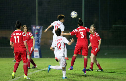 Việt Nam (trắng) có khởi đầu suôn sẻ, với sáu điểm, ghi 19 bàn và chưa thủng lưới sau hai trận.