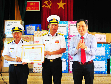 Đồng chí Nguyễn Đắc Tài trao bằng khen của UBND tỉnh cho đảo Song Tử Tây