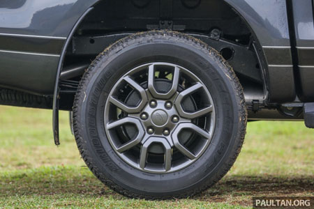 Đồng bộ với sắc màu sẫm của xe là la-zăng 18 inch với thiết kế mới cùng lốp dành riêng cho off-road.