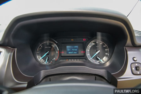 Bảng táp lô với hai đồng hồ tách biệt, chính giữa là một màn hình điện tử nhỏ hiển thị các thông số vận hành của xe.