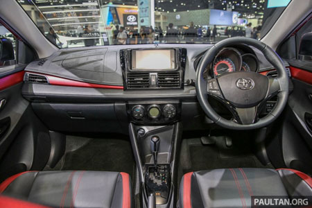 Nội thất của Toyota Vios 2017 được giữ nguyên với điểm nhấn là những chi tiết màu đỏ trên táp lô, cụm đồng hồ, hai bên cửa và viền ghế ngồi ở bản thể thao S. Xe còn được trang bị màn hình DVD 7 inch có khả năng kết nối bluetooh và bắt sóng wifi, cùng dàn âm thanh 6 loa tiêu chuẩn.