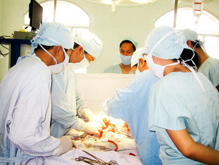 Các bác sĩ đang thực hiện một ca mổ cấp cứu theo quy trình “Cấp cứu tối khẩn cấp”