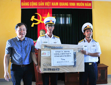 Ông Nguyễn Đắc Tài trao quà cho cán bộ, chiến sĩ điểm đảo Đá Tây C.