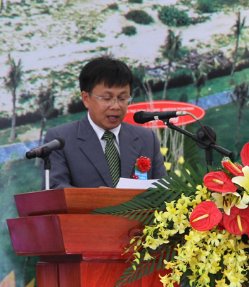 Chủ tịch UBND huyện Nguyễn Hữu Hảo đọc diễn văn kỷ niệm.
