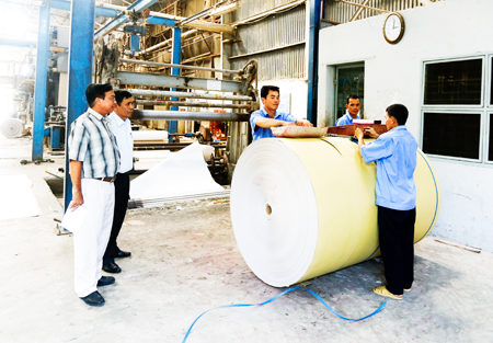 Đoàn giám sát làm việc tại một doanh nghiệp sản xuất giấy