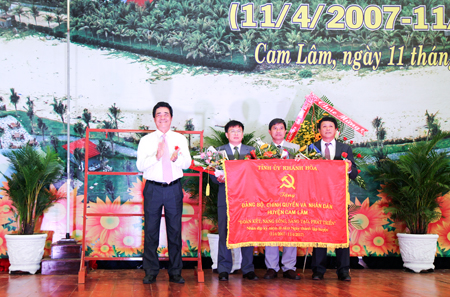 Đồng chí Lê Thanh Quang tặng bức trướng cho Đảng bộ, chính quyền và nhân dân huyện