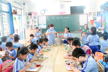 Học sinh Trường Tiểu học Phước Tiến ăn trưa tại trường