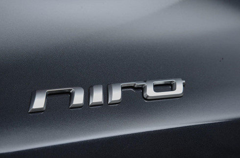 Với mức giá khởi điểm 21,295 bảng (khoảng 26,000 USD), chiếc Niro đắt hơn đa phần những chiếc xe cùng kích thước.