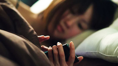  Nhiều người có thói quen sử dụng điện thoại trước khi ngủ và đặt điện thoại bên cạnh để làm báo thức