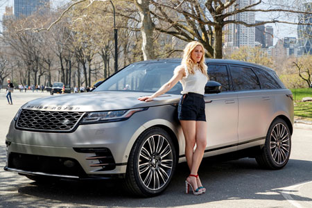 Mới đây, hãng xe SUV Anh Quốc đã chính thức giới thiệu mẫu Range Rover Velar 2018 tại thị trường Mỹ với sự góp mặt của nữ ca sĩ nổi tiếng Ellie Goulding. 