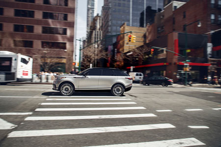 Range Rover Velar 2017 có thiết kế ngoại thất bắt mắt với cụm đèn trước LED hiện đại, nóc xe bằng kính với phần đuôi được hạ thấp...