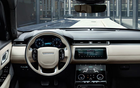 Đặc biệt, Range Rover Velar 2018 còn sở hữu một không gian nội thất rất hiện đại và mượt mà giống như những chiếc xe đến từ tương lai. Đi cùng đó là hàng loạt các tính năng công nghệ tiên tiến.