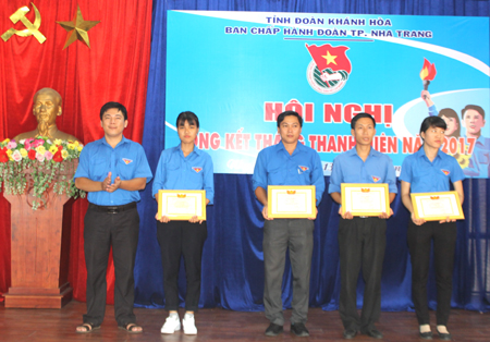 Lãnh đạo Thành đoàn Nha Trang trao giấy khen cho các cá nhân. 