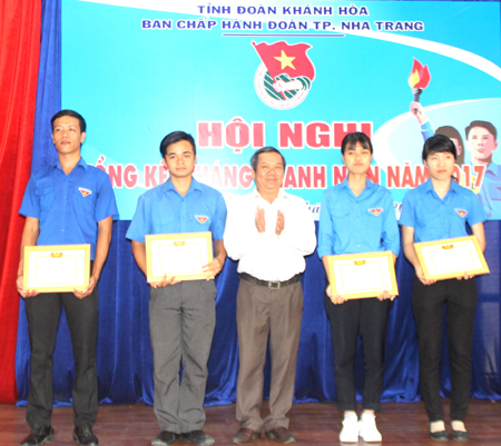 Lãnh đạo thành phố Nha Trang trao giấy khen cho các tập thể. 