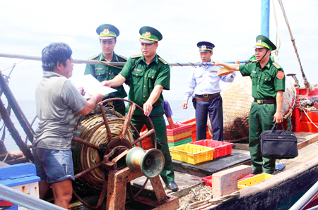 Bộ đội Biên phòng Cam Ranh phối hợp kiểm tra hoạt động của các phương tiện tàu thuyền đánh bắt thủy sản