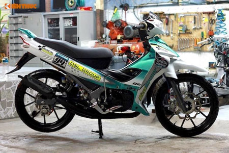 Giữ nguyên kiểu dáng của "Ya cá mập", một biker Việt đã khiến cho chiếc xe trở nên tân thời và đầy "chất chơi" bởi một số phụ tùng "hàng hiệu", màu sơn mới và bộ tem "thửa riêng".