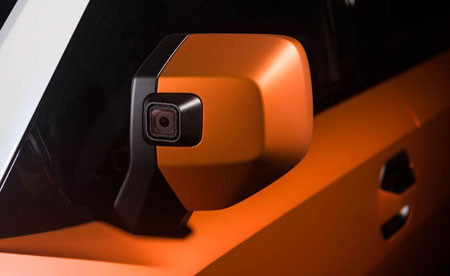 Xe được tích hợp camera GoPro trên gương xe, với các bảng điều khiển có thể tháo lắp và hoán đổi để người dùng có thể tùy chỉnh.
