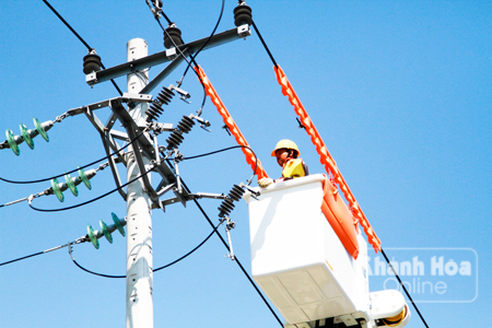 Không cần cắt điện, nhóm công nhân chuẩn bị tiến hành gom đường dây trên lưới điện