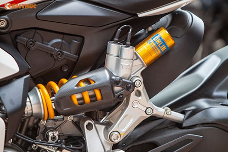 Những hệ thống hỗ trợ này còn được Ducati kết hợp với phanh ABS điều khiển theo góc cua (Cornering ABS) của Bosch, hệ thống sang số nhanh Ducati Quick Shifter, hệ thống kiểm soát phanh động cơ Engine Brake Control (EBC), phuộc trước bán chủ động Ohlins Smart EC, phuộc sau Ohlins TTX và bộ đo lường quán tính IMU Bosch để biến Anniversario trở thành chiếc môtô với khả năng điều khiển tối thượng.