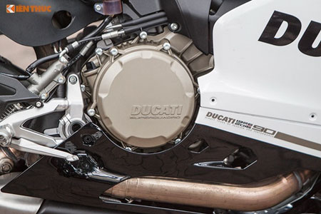 Ducati 1299 Panigale S Anniversario vẫn tiếp tục sử dụng khối động cơ Superquadro V-Twin cải tiến, với đường kính xi-lanh lớn hơn 116 mm, khiến dung tích động cơ tăng lên thành 1285 cc. Nhờ đó, chiếc xe đạt công suất 205 mã lực và mô-men xoắn cực đại 144,6 Nm - mạnh ngang với bản 1199 Panigale Superleggera cao cấp nhất trước đây.