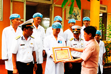 Tập thể y, bác sĩ đảo Nam Yết được lãnh đạo huyện Trường Sa tặng giấy khen