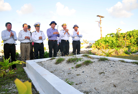 Thắp hương tại mộ các liệt sĩ trên đảo Trường Sa