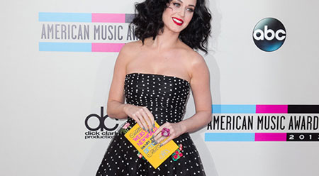 Katy Perry với 2 chiếc ví giả sách đáng yêu này