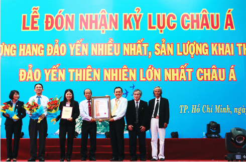 Ban lãnh đạo Công ty Yến sào Khánh Hòa đón nhận bằng công nhận Kỷ lục châu Á