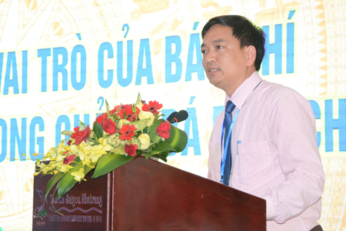 Ông Trần Hữu Nghĩa - Phó Tổng Biên tập Báo Nghệ An phát biểu tại hội thảo