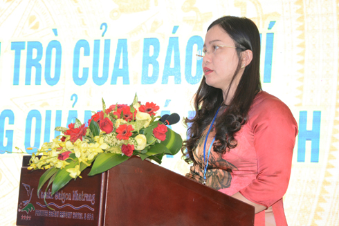 Bà Đào Phạm Hoàng Quyên - Phó Tổng Biên tập Báo Phú Yên trình bày tham luận tại hội thảo