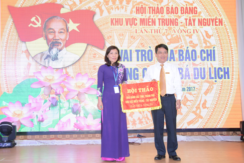 Báo Khánh Hòa trao cờ đăng cai hội thảo năm sau cho Báo Thanh Hóa