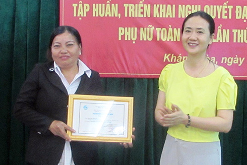 Thừa ủy nhiệm của Trung ương Hội LHPN Việt Nam, bà Nguyễn Quỳnh Nga - Phó Chủ tịch Thường trực Hội LHPN tỉnh Khánh Hòa trao giải cho tác giả