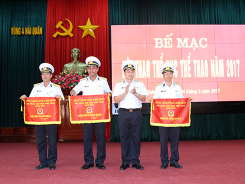Lãnh đạo Bộ Tư lệnh Vùng 4 Hải quân khen thưởng các tập thể có thành tích xuất sắc