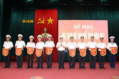 Lãnh đạo Bộ Tư lệnh Vùng 4 Hải quân trao thưởng cho các bộ môn đạt thành tích cao