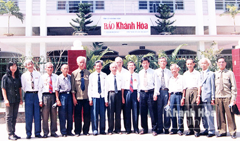 Ban liên lạc chiến sĩ Điện Biên tại Khánh Hòa một lần đến thăm Báo Khánh Hòa. (Ảnh tư liệu)