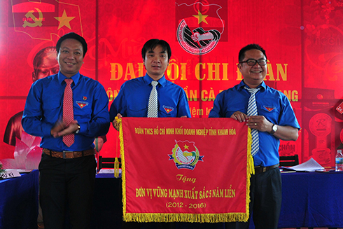 Đoàn Khối doanh nghiệp tỉnh tặng cờ thi đua vững mạnh xuất sắc 5 năm liền (2012-2016) cho Chi đoàn Công ty Cổ phần Cà phê Mê Trang