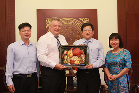 Ông Nguyễn Duy Bắc trao quà tặng của tỉnh Khánh Hòa cho Tổng lãnh sự Liên bang Nga tại TP. Hồ Chí Minh