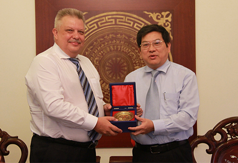 Tổng lãnh sự Liên bang Nga tại TP. Hồ Chí Minh tặng quà cho lãnh đạo tỉnh Khánh Hòa