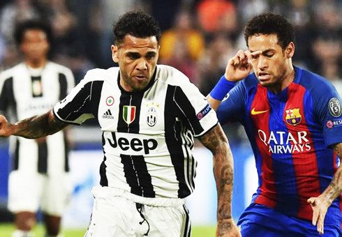 Neymar đã hoàn toàn “tắt điện” trước Dani Alves (bên trái) trong trận đấu  giữa Barcelona và Juventus trong khuôn khổ Champions League 2016 - 2017