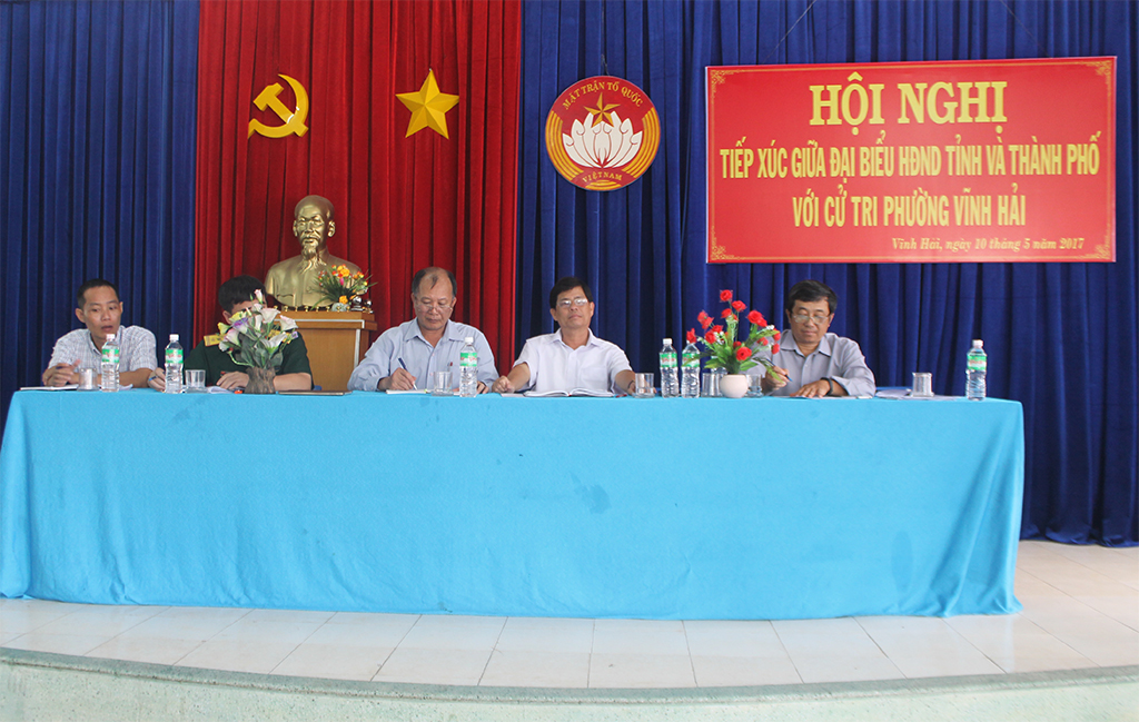 Ông Nguyễn Tấn Tuân tại buổi tiếp xúc cử tri phường Vĩnh Hải.