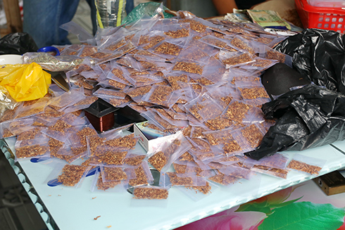 Gần 1.200 gói “thuốc lào tẩm” được phát hiện. 